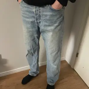 Hjälper min kille sälja dessa ljusblåa jeans i modellen loose, dom är köpta på Jack & Jones för 500