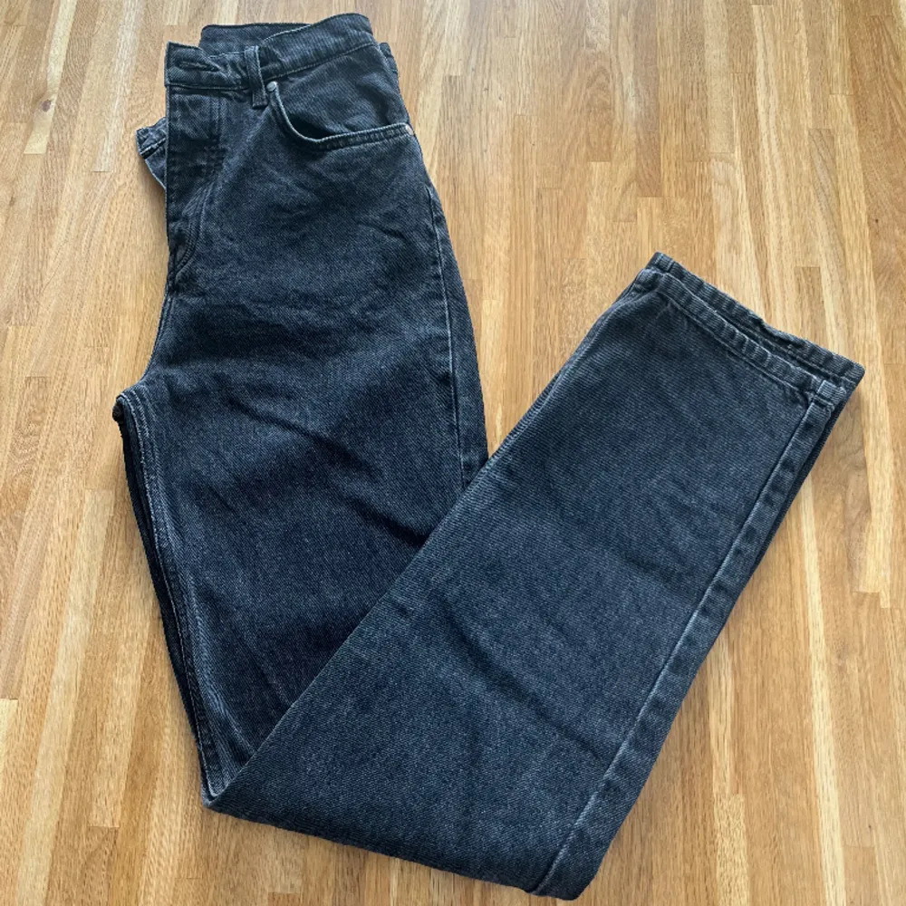 Säljer dessa jeans från A-dsgn i färgen washed black då de har blivit för små för mig. Jag har använt dem mycket men inga defekter förekommer så de är i bra skick. Jeansen säljs inte längre på a-dsgns hemsida. Köparen står för frakt 💕 . Jeans & Byxor.