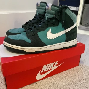 Nike dunk hi retro green  - Mina första sneakers men dax o sälja då jag använder aldrig dem mer, använda några gånger 