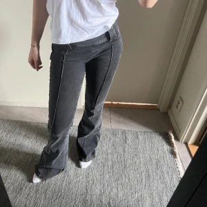 Lågmidjade jeans - Jättefina lågmidjade jeans!!💞 fåtal gånger använda  Innerbenslängd: 81,5-82 cm Midjemått: 33,5 cm Hela bens längd: 105cm