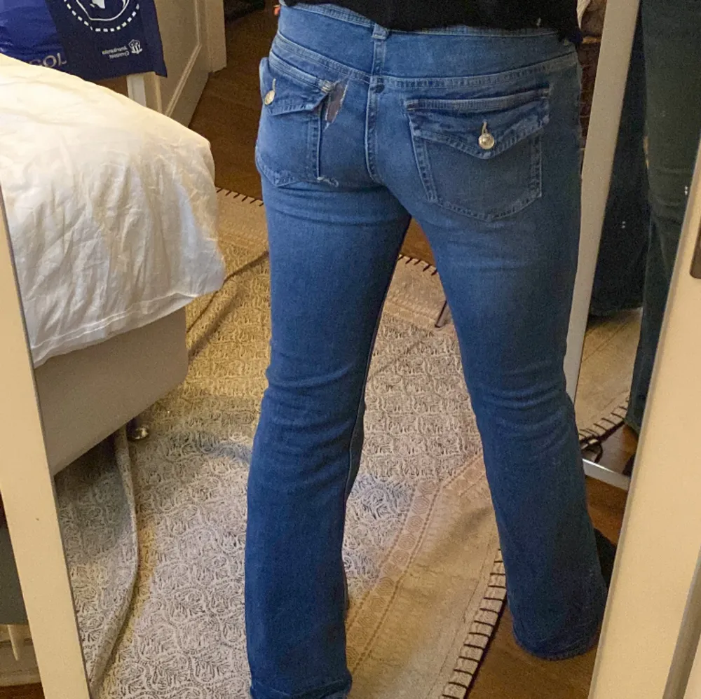 Snygga lowwasted jeans som är bootcut❤️innerbenet är ca 80 cm och rakt över midjan är 40 cm❣️ två hål som du ser på bild 3  Säljer då de är för stora, pris kan diskuteras. Jeans & Byxor.