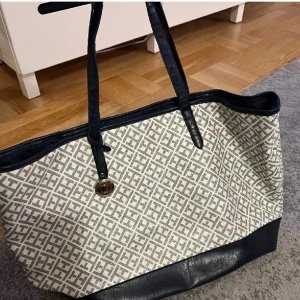 Tommy Hilfiger Väska  - Stor väska som passar perfekt till resor, skola och jobb. Använder inte och priset går att diskuteras då jag vill sälja fort💕