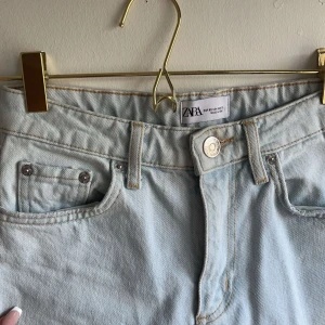 Jeans zara - Mid waist, slit, ljusblå