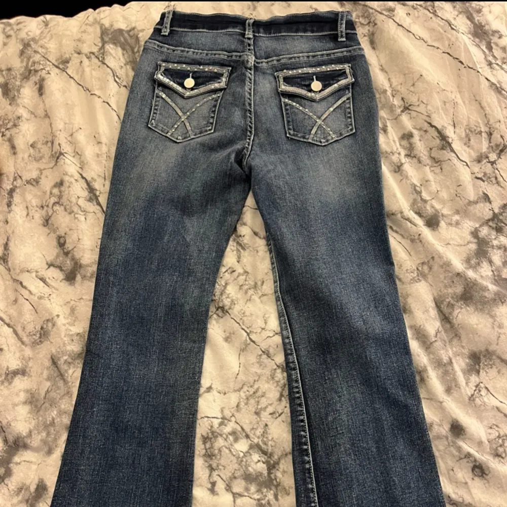 Ett par helt oanvända byxor( endast testade) jeans, jättesnygga med söta fickor där bak! Köparen står för frakten ✨🪩💋. Jeans & Byxor.