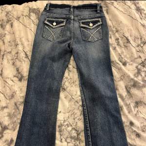 Ett par helt oanvända byxor( endast testade) jeans, jättesnygga med söta fickor där bak! Köparen står för frakten ✨🪩💋