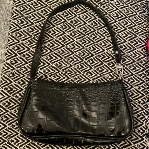 Väska - Säljer denna söta väska som har lite möster 