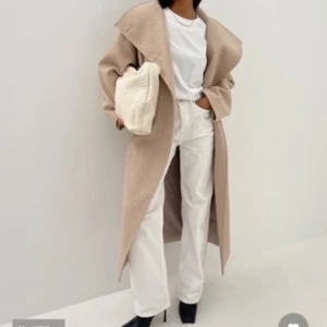 Lång kappa från NA-KD - Slutsåld kappa från NA-KD. Som ny, använd 1 gång. Säljer för att den inte kommer till användning. Nypris 1099kr