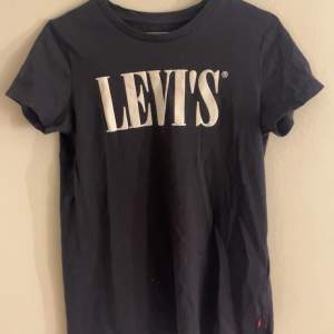 Svart levi’s t-shirt sol inte kommer till användning. Köpt för 250 och säljer för 90🥰