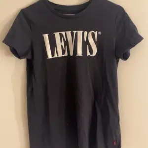 Svart levi’s t-shirt sol inte kommer till användning. Köpt för 250 och säljer för 90🥰
