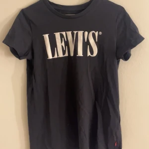Levi’s T-shirt - Svart levi’s t-shirt sol inte kommer till användning. Köpt för 250 och säljer för 90🥰