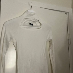 Vit långärmad med cutout - Vit långärmad med cutout från Gina tricot ❤️‍🔥