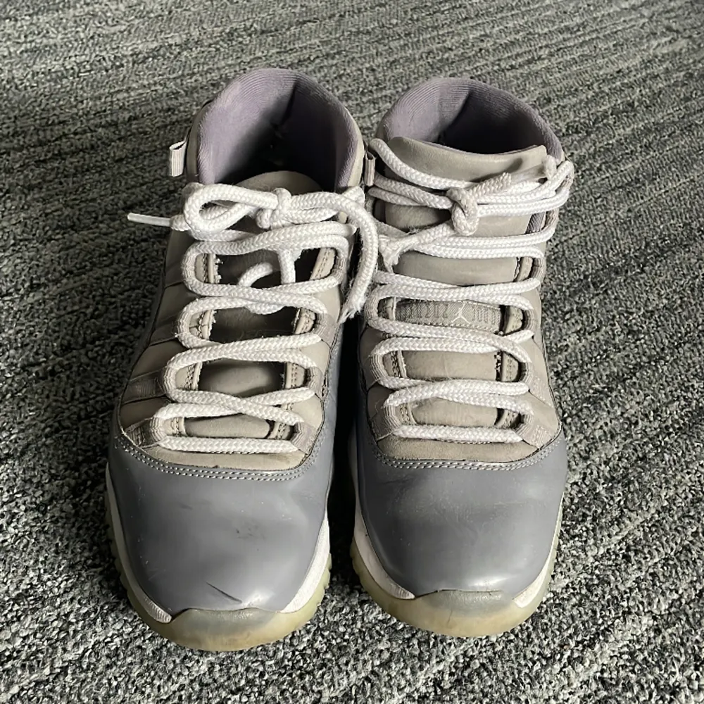Flaws: skon är trasig i hälen i innerskon. På båda skorna. Rätt så smutsiga men går att tvätta . Skor.