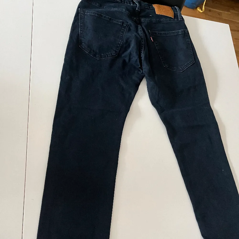 Blå jeans i storleken W30 L30 och moddellen är 502. Jeansen är använd en gång så den är i nyskick . Jeans & Byxor.