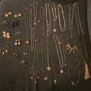 Ett smyckespaket med halsband con örhängen. 11 par örhängen och 19 par halsband. Guldfärgat