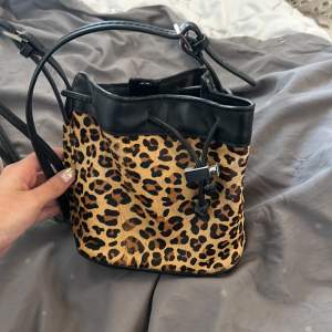 En snygg mindre väska från Zara i leopard mönster. Färgen på baksidan har gått bort lite men inget man tänker på. 