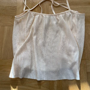 BLUS - Säljer denna blus då den inte passar, aldrig använd o är därav i väldigt bra skick. Är väldigt öppen för prisförslag så om priset inte passar lägg gärna ett prisförslag🫶🏻💘 skriv för mer info 