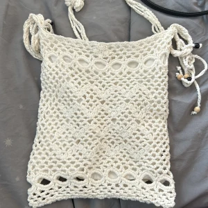 Vit virkad väska  - En snygg vit virkad väska. Inga tecken på användning 