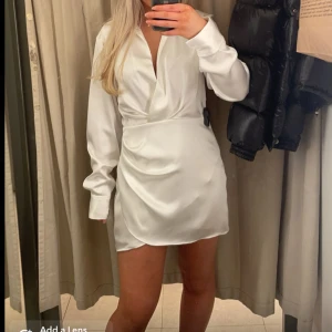 Zara klänning  - Säljer denna populära klänningen från zara i storlek s❤️