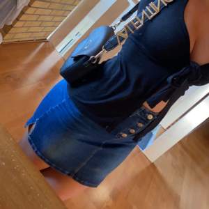 Säljer denna mörkblåa jeans kjolen! Super söt Använd fåtal gånger Väldigt stretchig!!