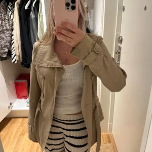 Trenchcoat  - Jätte fin vårjacka prefekt nu till våren💗💗