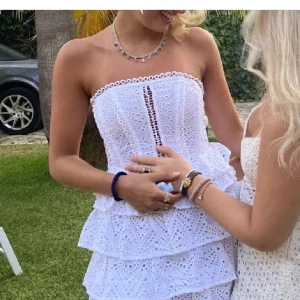 Asos klänning - Säljer denna underbara slutsålda klänning från asos som passar perfekt till studenten🌸 i toppen skick! Sitter perfekt på mig som normalt bär XXS-S ( första och sista bilderna är lånade)💗