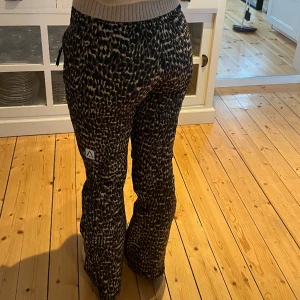skidbyxor - Så snygga skidbyxor/täckbyxor från Wearcolour i leopardprint. Använda max 5 gånger 