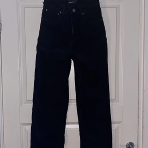 Manchesterbyxor  - Ett par svarta manchesterbyxor från ginatricot i storlek 34. Endast använda 2-4 gånger 