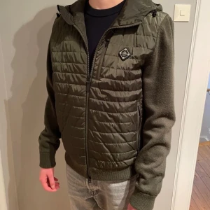 J.Lindeberg cardigan  - Säljer nu en grön J.Linderberg cardigan perfekt till sommaren. Den är i 8/10 skick och inga synliga defekter.  Hör av er vid frågor/funderingar. 