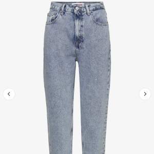 Mom jeans från Tommy Hilfiger i storlek 27W 30L. Bara använda ett par gånger så är som nyskick. Trodde de passade bra men efter jag använde de ett par gånger insåg jag att de blir för små för mig, därav säljer jag de vidare. Superfina!  Djur i hemmet
