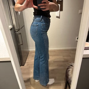 Lee jeans - Lee’s BREEZE jeans i storlek W27 L31, inköpta i somras för 1099kr och är i princip oanvända.  Bootcut, sitter som en smäck men är tyvärr lite för små för mig i midjan.