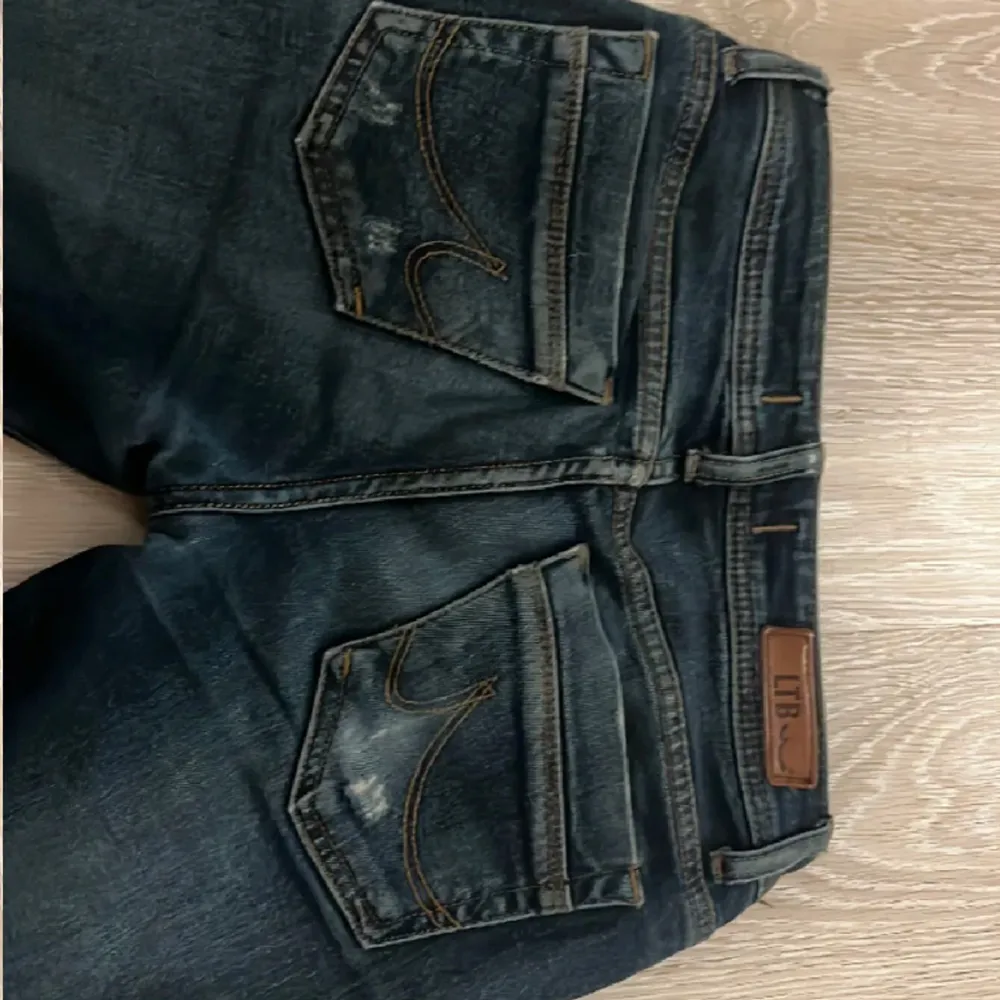 Jeans från ltb i modellen Valerie färg blue addicted, är köpta för ca 1 år sedan men har Inge defekter alls. Säljer pga att jag sällan använder dem💗. Jeans & Byxor.