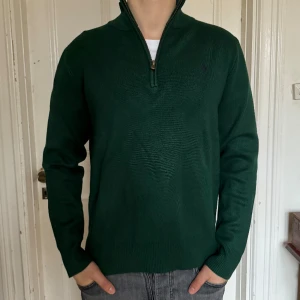 Ralph Lauren Half Zip - Ralph Lauren half zip ”Hunt Club” i nästintill nytt skick, 9/10. Nypris: 2199 kr. Storlek: L, passar L och M. 
