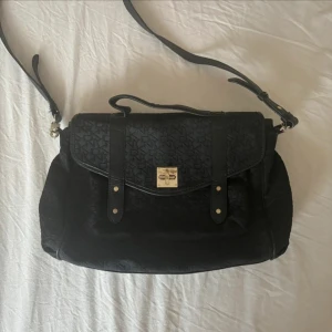 Axelremsväska - Äkta,passar bra som vardagsväska.