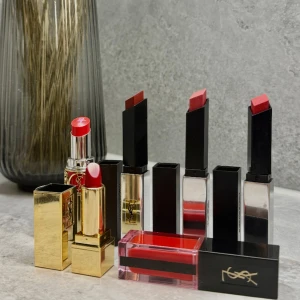 Yves Saint Laurent Läppstift - Säljer 6 stycken YSL läppstift i olika röda nyanser. Är oanvända då jag ej använder röda läppstift. Dom är otroligt fina och passar perfekt i handväskan!   Paketpris 700kr  