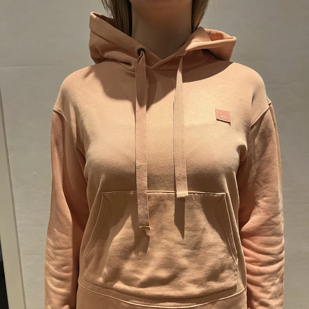 Hej! Säljer en jättefin hoodie från Acne i storlek XS💕 Säljer då den är för liten för mig! Nypris är ca 3500kr. Använd fåtal gånger så väldigt bra skick!✨frakt ingår inte i priset. Kan även mötas upp i Stockholm🫶. Hoodies.