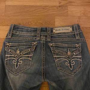 Säljer dessa Rock revival jeans i storlek 28! Skriv gärna om ni har några frågor💞