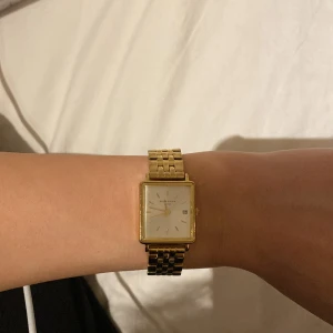 Guldklocka - Jättefin klocka i guld från rosefield som inte kommer till användning. Köpt för 1 295kr på Guldfynd, jag säljer den för 550kr.