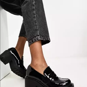 Svarta loafers med blockklack - Aldrig använt loafers från Monki pga min wide fit.