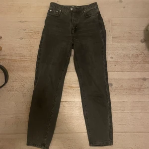 Gina tricot jeans - Så fina gråa jeans från Gina Tricot. De är använda men i bra skick. Köparen står för frakt🌟