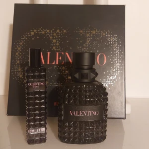 Valentino Born In Roma gift set - Gift set från valentino som innehåller en 50 ml flaska samt en 15 ml travel size. Totalt ca 55-60 ml kvar. Skriv om frågor!
