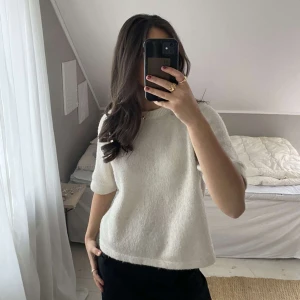 Stickad t-shirt - Säljer en fin stickad t-shirt från selected femme. Den är passar någon mellan xs-l.  Hör av dig om du har fler frågor 🫶🏼🫶🏼