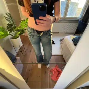 säljer dessa skitsnygga jeans som tyvärr är för små. Superbra skick🥰