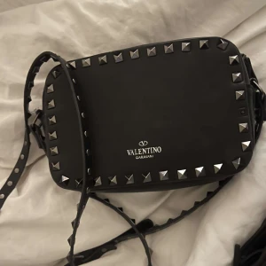 Valentino väska 💋 - Säljer den här superfina valentino väskan som va köpt för ungefär 1 år tyvär så har två nitat åkt av men det är inget man tänker på väskan har inga defekter om mer frågor kom privat 💋🙌 pris kan diskuteras vid snabb affär 🙌