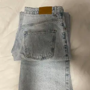 Säljer ett par Jeans från Gina tricot i storlek 38 med ”slitningar” längst ned.  Sälja för 50kr + frakt, alternativ mötas upp i Stockholm 