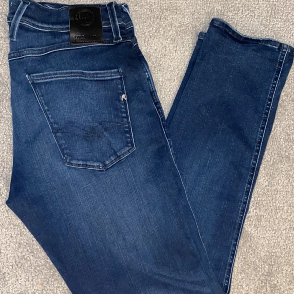 Replay jeans använda 1 gång, snygga i ett strechigt material. Hör av er vid frågor eller intresse. Jeans & Byxor.