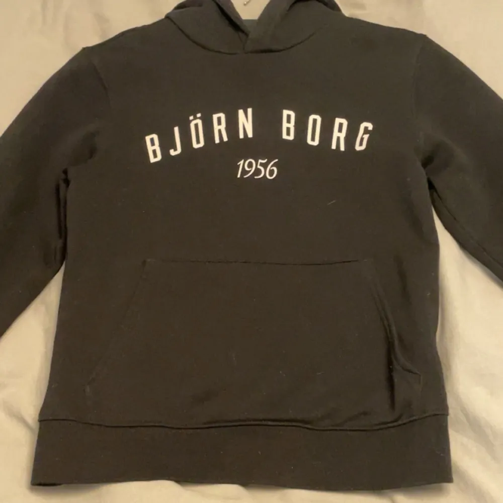 Säljer min basic svarta Björn Borg hoodie köpte den för 499kr men den var då redan lite för kort i mina armar så därför säljer jag den. Men inga defekter och super fin! . Hoodies.