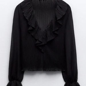 Svart blus-Zara - Jättefin svart blus från Zara i storlek S, skriv för egna bilder💖