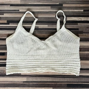 Linne - Ett virkat vitt linne, jätte somrigt och i bra skick. Tveka inte om att höra av dig vid funderingar💓