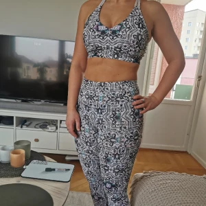 Yogaset - Set med tights +bh i tjockare material. En ficka på en benet. Bh- storlek S, tights - storlek XS. 