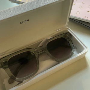 Chimi 04 grey - Säljer mina chimi eyewere i grå. Knappt använda. Originalpris 1250 kr 